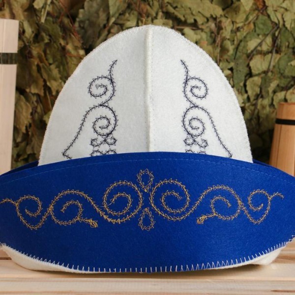 Шапка для бани с вышивкой "Казахстанский колпак мужской" с золотыми и голубыми узорами