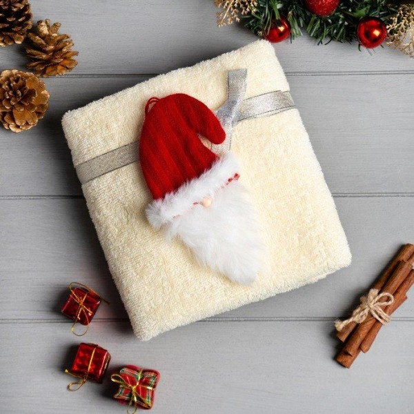 Подарочное полотенце с игрушкой Этель "Дед Мороз" 50*90 см, цв.молочный, 100% хл, 320г/м2